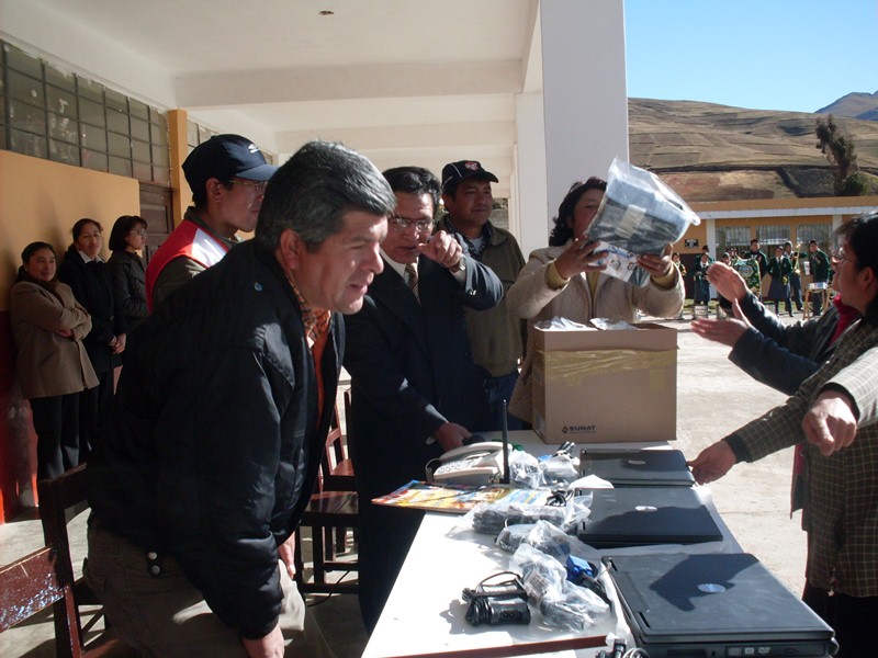Sampedranos  Colorado-USA,  donan  Equipos de Multimedia a la I.E. VAB y 30747